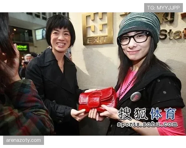 刘璇拎着名牌包去菜市场，这反差我还要看第二遍