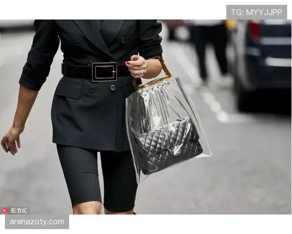 安赛龙随手一拎的行李袋像奢侈品橱窗，旁边路人：这是来看球还是看时装周